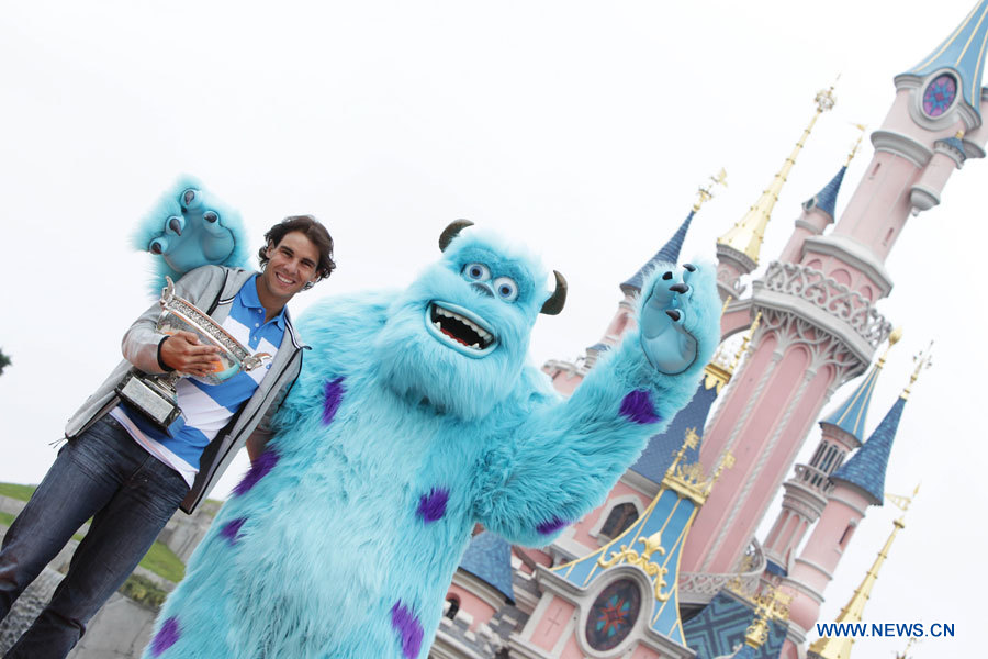 Nadal fête sa victoire à Disneyland Paris (4)