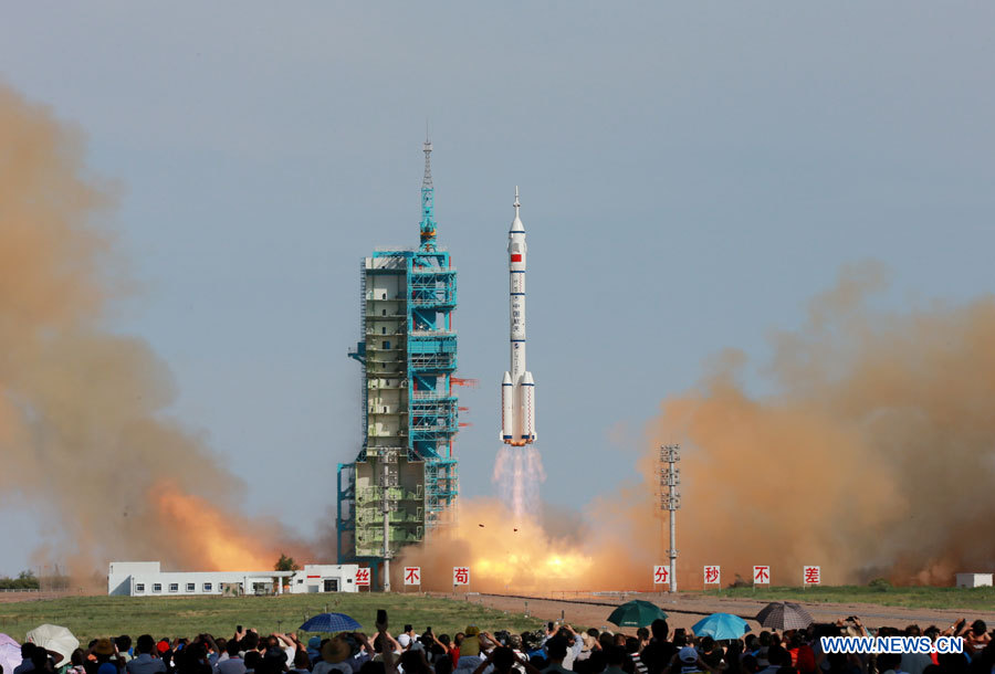 Lancement du vaisseau spatial habité Shenzhou-10 