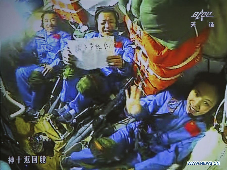 Les astronautes chinois à bord du Shenzhou-10 envoient leurs salutations pour la Fête des bateaux-dragons