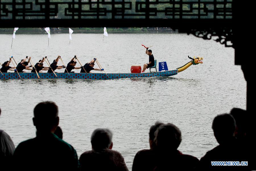 Course de bateaux-dragons sur le Lac Mochou, à Nanjing, la capitale de la province orientale du Jiangsu, le 10 juin 2013. La Fête des bateaux-dragons, qui tombe cette année jeudi 12 juin, est une fête traditionnelle chinoise destinée à commémorer la mort romantique du poète Qu Yuan (340 av.J.-C. -278 av.J.-C.). (Xinhua/Xu Yijia)