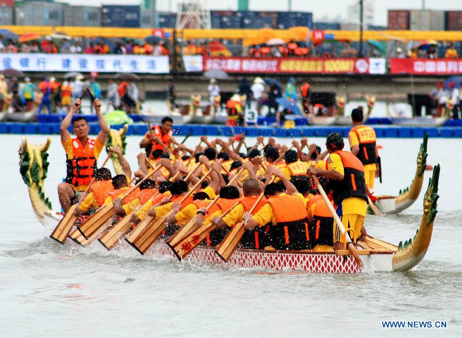 Course de bateaux-dragons à Shantou, dans la province du Guangdong, le 11 juin 2013. La Fête des bateaux-dragons, qui tombe cette année jeudi 12 juin, est une fête traditionnelle chinoise destinée à commémorer la mort romantique du poète Qu Yuan (340 av.J.-C. -278 av.J.-C.). (Xinhua/Xu Ming)