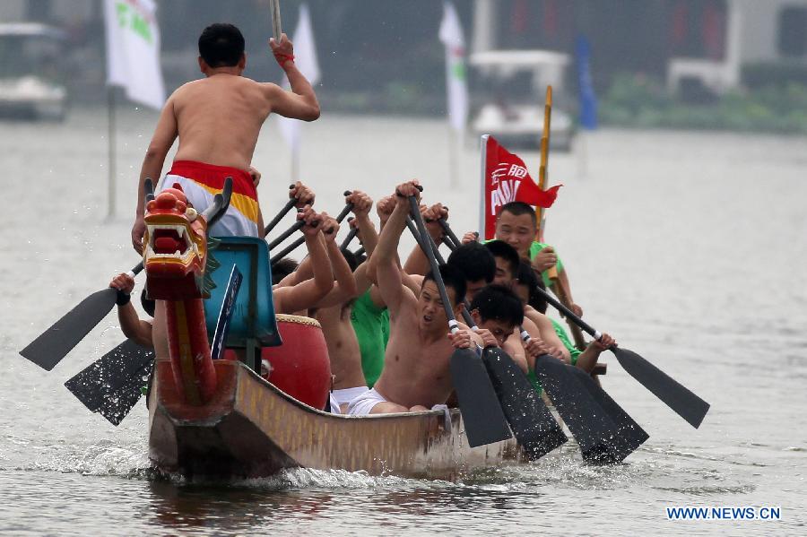 Course de bateaux-dragons sur le Lac Mochou, à Nanjing, la capitale de la province orientale du Jiangsu, le 10 juin 2013. La Fête des bateaux-dragons, qui tombe cette année jeudi 12 juin, est une fête traditionnelle chinoise destinée à commémorer la mort romantique du poète Qu Yuan (340 av.J.-C. -278 av.J.-C.). (Xinhua/Han Hua)