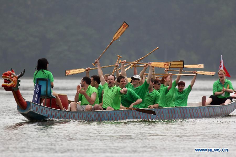 Course de bateaux-dragons sur le Lac Mochou, à Nanjing, la capitale de la province orientale du Jiangsu, le 10 juin 2013. La Fête des bateaux-dragons, qui tombe cette année jeudi 12 juin, est une fête traditionnelle chinoise destinée à commémorer la mort romantique du poète Qu Yuan (340 av.J.-C. -278 av.J.-C.). (Xinhua/Han Hua)