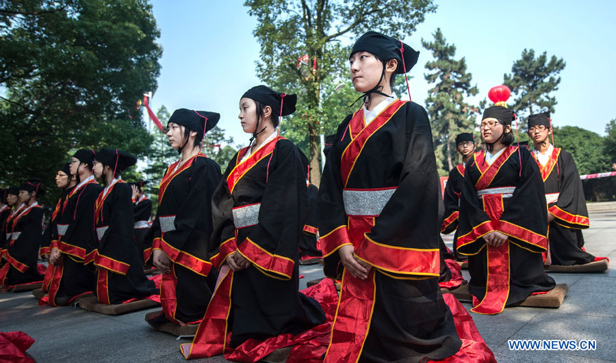 Une cérémonie de commémoration de Qu Yuan, poète patriote ayant vécu il y a plus de 2 000 ans, s'est tenue jeudi 12 juin à l'Université de Wuhan, à Wuhan, dans la province du Hubei. Selon la légende, Qu Yuan s'est suicidé en se jetant dans la rivière Miluo dans la province du Hunan pour protester contre la corruption du gouvernement de l'époque. La Fête des bateaux-dragons, qui tombe cette année jeudi 12 juin.