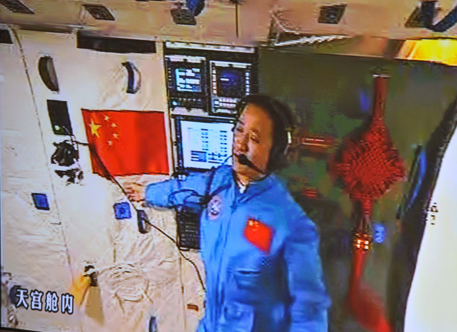 Les astronautes du vaisseau Shenzhou-10 entrent dans Tiangong-1 (4)