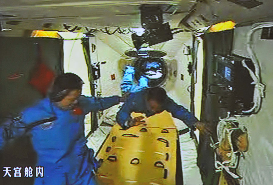 Les astronautes du vaisseau Shenzhou-10 entrent dans Tiangong-1 (2)