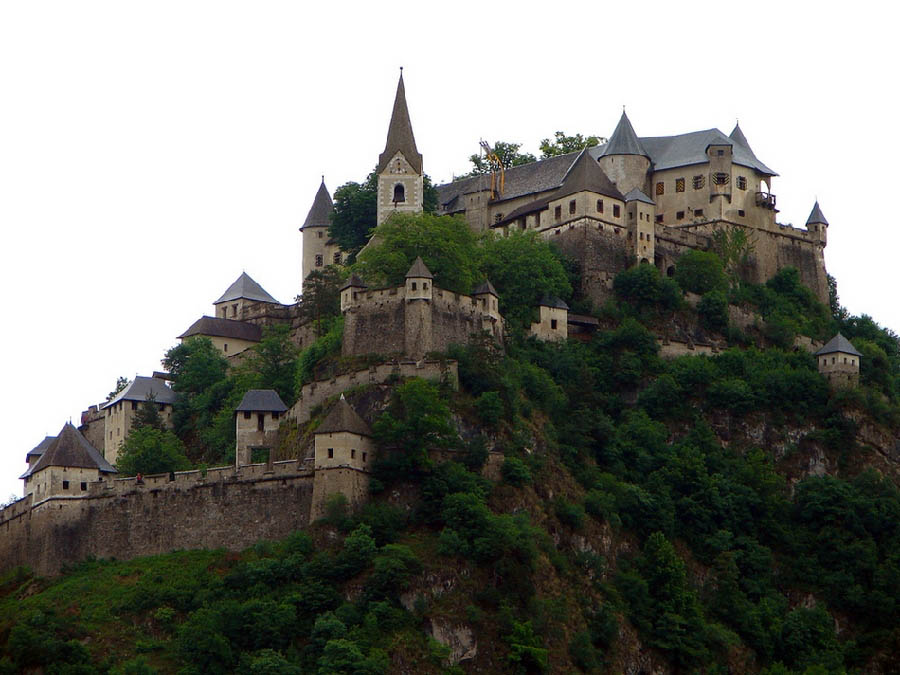 Le château-fort de Hochosterwitz, en Autriche, est l'un des plus magnifiques châteaux médiévaux, il est situé sur un pic d'une  hauteur de 158,5 mètres environ.