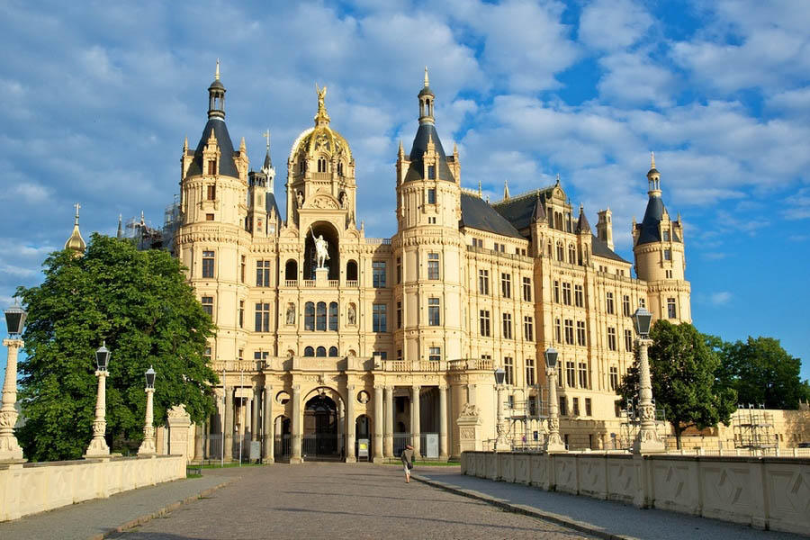 Le château de Schwerin, en Allemagne. Mentionné dès 973, le château est aujourd'hui le siège du parlement du Land de Mecklembourg-Poméranie occidentale.