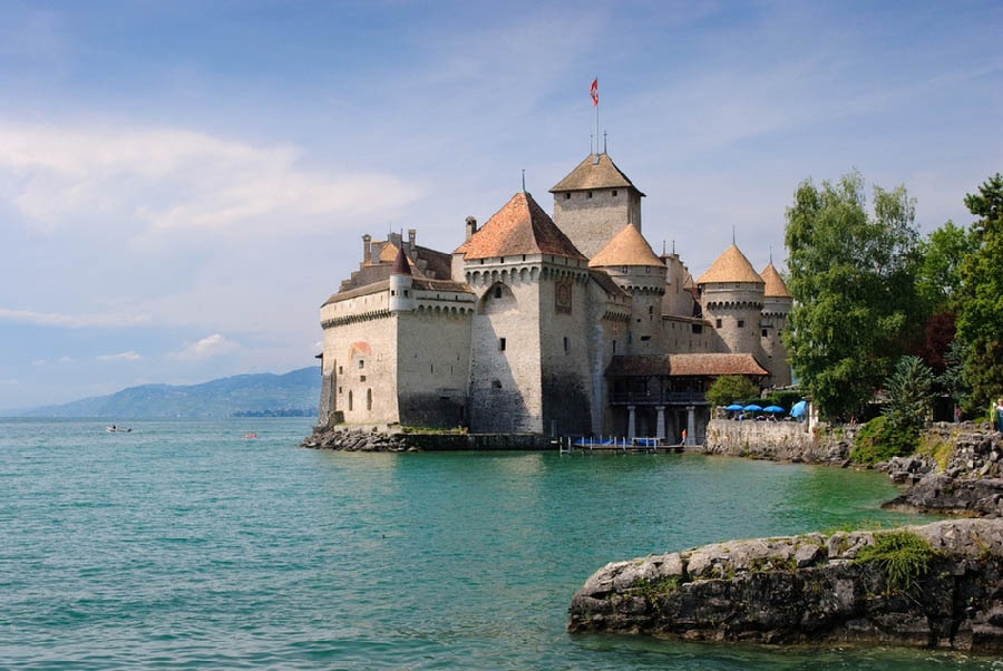 Le château de Chillon, en Suisse. Ce château se dresse sur un rocher avançant dans le Lac Léman, qui lui donne l'apparence d'être construit sur une île. Constitué de 25 bâtiments indépendants, sa construction remonte au 13e siècle.