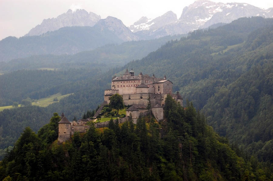 Le château d'Hohenwerfen, en Autriche. Ce château fort du 11e siècle a été le lieu de tournage du film « Just Married ».