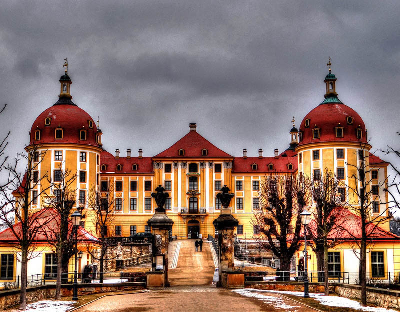 Le château de Moritzburg, en Allemagne, construit à l'origine par le Duc Maurice de Saxe. Il est situé sur un terrain artificiel, entouré de bois pour la chasse.