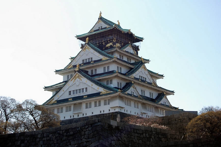 Le château d'Osaka est l'un des châteaux les plus célèbres du Japon. De l'extérieur, le château d'Osaka semble compter cinq étages, mais à l'intérieur, il en possède en fait huit. Construit au 16e siècle, l'ensemble du château a été bâti sur une base en pierre très élevée pour résister aux envahisseurs.