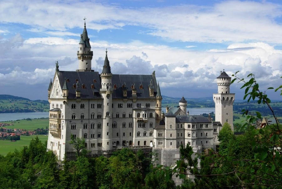 Le château de Neuschwanstein, en Bavière, dans le Sud de l'Allemagne. Propriété privée du Roi Bavière Louis II, il fut ouvert au public après sa mort en 1886. Le château de Neuschwanstein a reçu jusqu'à présent plus de 60 millions de visiteurs.