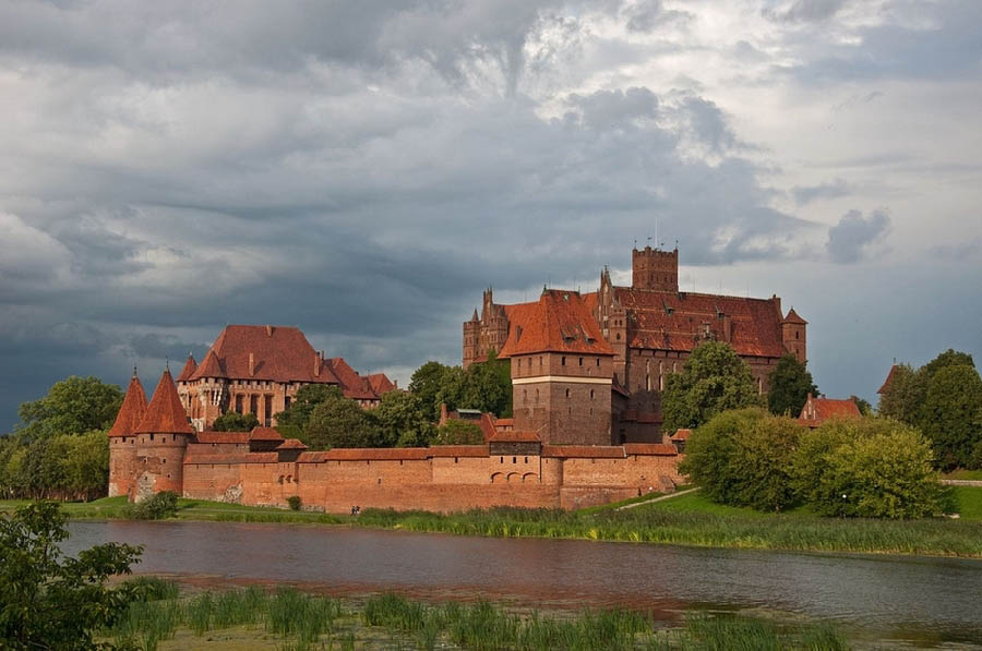 Le château de Malbork (Marienburg), en Pologne, est le plus grand château du monde en termes de surface.