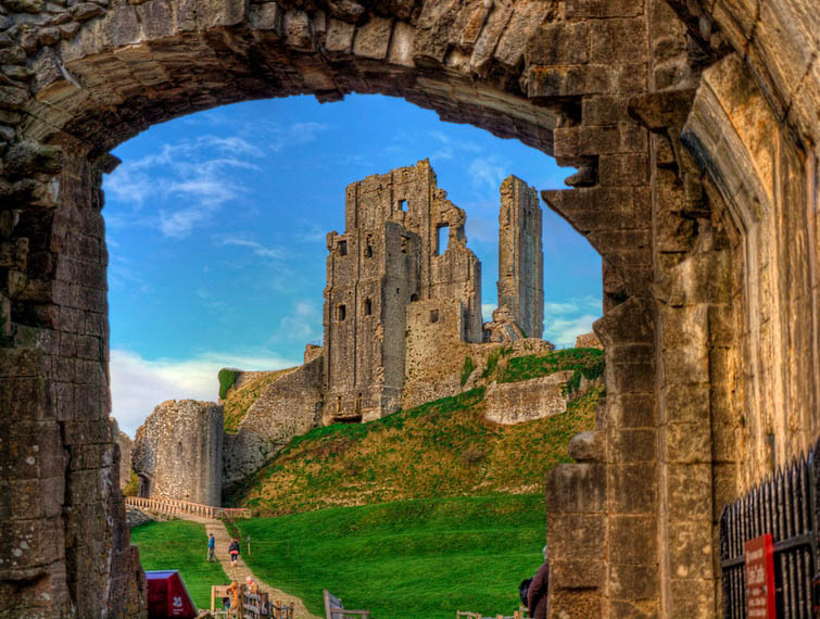 Le château de Corfe est une forteresse du 11e siècle, conçue et construite à l'époque de Guillaume le Conquérant, Duc de Normandie puis Roi d’Angleterre.