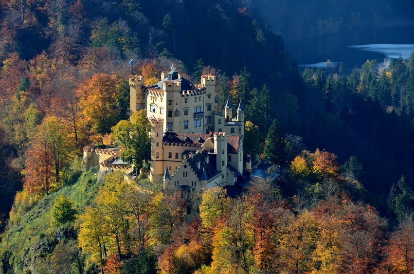 Le château de Hohenschwangau, en Bavière, dans le Sud de l'Allemagne est un palais du 19e siècle ; il reçoit plus de 300 000 visiteurs par an.