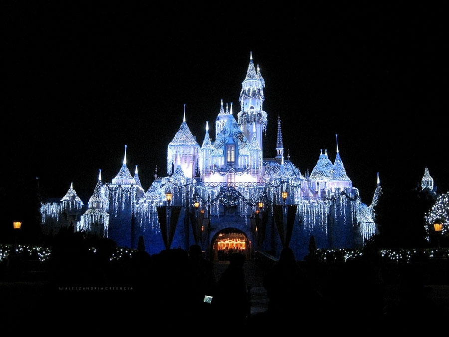 Le château de la Belle au Bois Dormant, à Disneyland Californie. Le château, réplique du château de Neuschwanstein, en Bavière, est un des endroits emblématiques de Disneyland.