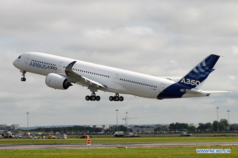 France : le nouvel avion A350XWB achève son premier vol