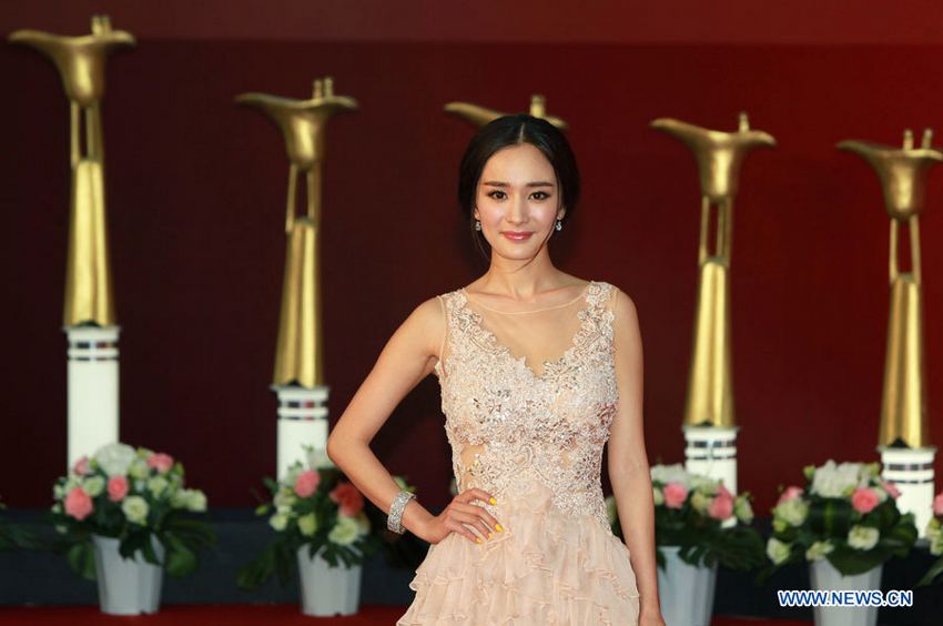 L'actrice Yang Mi sur le tapis rouge de la cérémonie d'ouverture du 16e Festival international du film de Shanghai, le 15 juin 2013