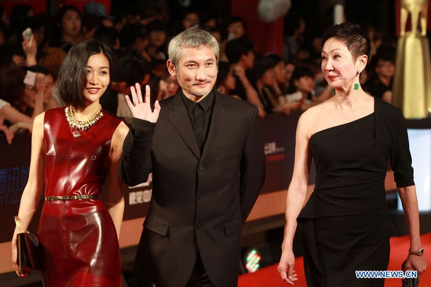 Le réalisateur Tsui Hark (centre) sur le tapis rouge de la cérémonie d'ouverture du 16e Festival international du film de Shanghai, le 15 juin 2013