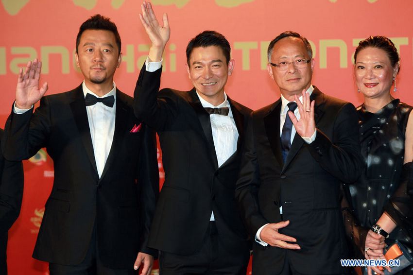 Le réalisateur Johnny To (2e à droite), l'acteur Andy Lau (3e à droite) et l'acteur Guo Tao (1er à gauche) sur le tapis rouge de la cérémonie d'ouverture du 16e Festival international du film de Shanghai, le 15 juin 2013