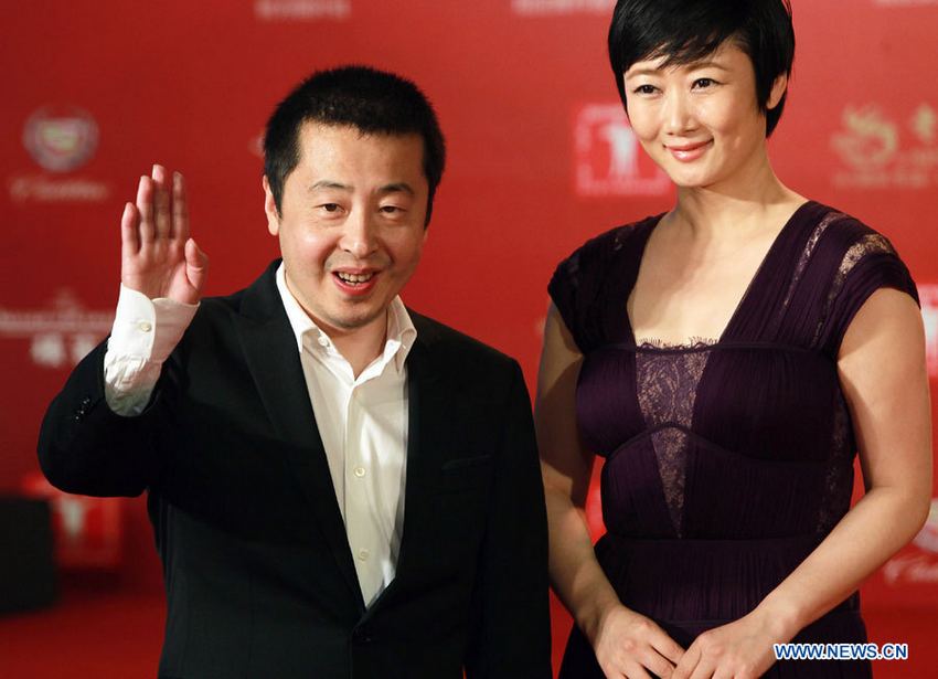 Le réalisateur Jia Zhangke et l'actrice Zhao Tao sur le tapis rouge de la cérémonie d'ouverture du 16e Festival international du film de Shanghai, le 15 juin 2013