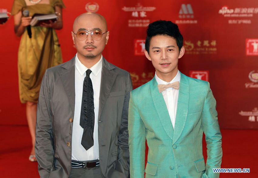 L'acteur et réalisateur chinois Xu Zheng et l'animateur He Jiong (à droite) sur le tapis rouge de la cérémonie d'ouverture du 16e Festival international du film de Shanghai, le 15 juin 2013