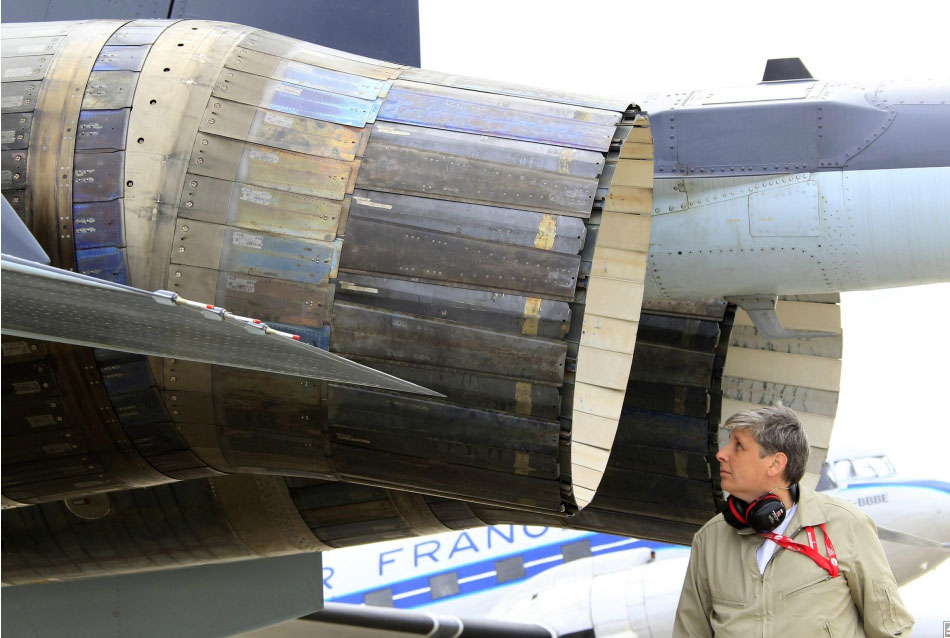Un ingénieur vérifie les moteurs à réaction à poussée vectorielle d'un avion de combat Sukhoi Su-35 après une démonstration en vol, deux jours avant le Salon du Bourget, à l'aéroport du Bourget, près de Paris, le 15 juin 2013. [Photo / agences]