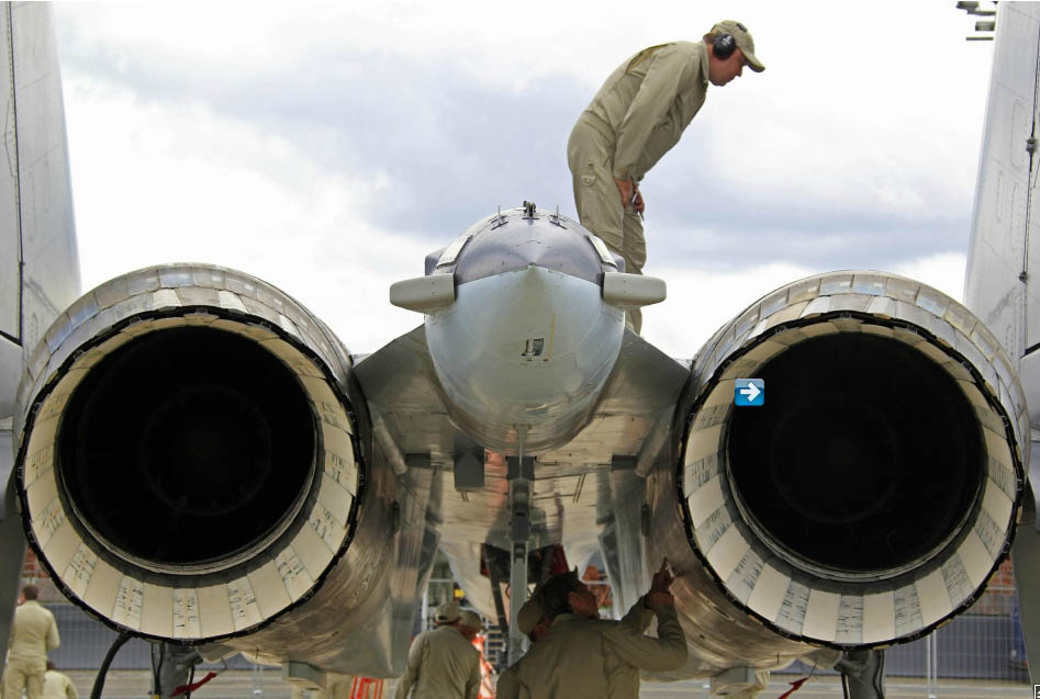 Des ingénieurs vérifient les réacteurs spéciaux à poussée vectorielle d'un avion de combat Sukhoi Su-35 après une démonstration en vol, deux jours avant le Salon du Bourget, à l'aéroport du Bourget, près de Paris, le 15 juin 2013. [Photo / agences]