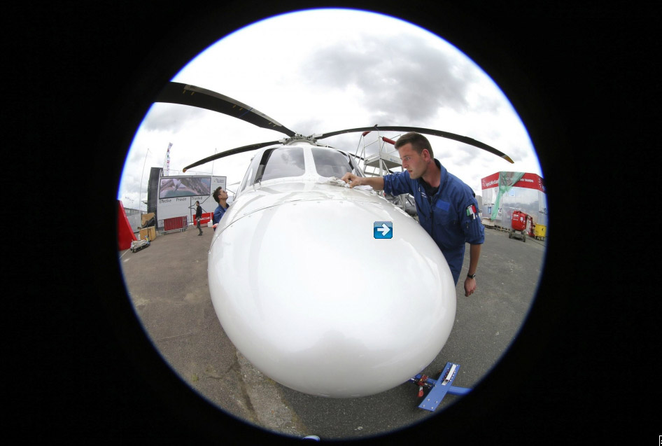 Des employés nettoient un hélicoptère AgustaWestland AW169 en exposition statique, deux jours avant l'ouverture du 50e Salon du Bourget, à l'aéroport du Bourget, près de Paris, le 15 juin 2013. [Photo / agences]