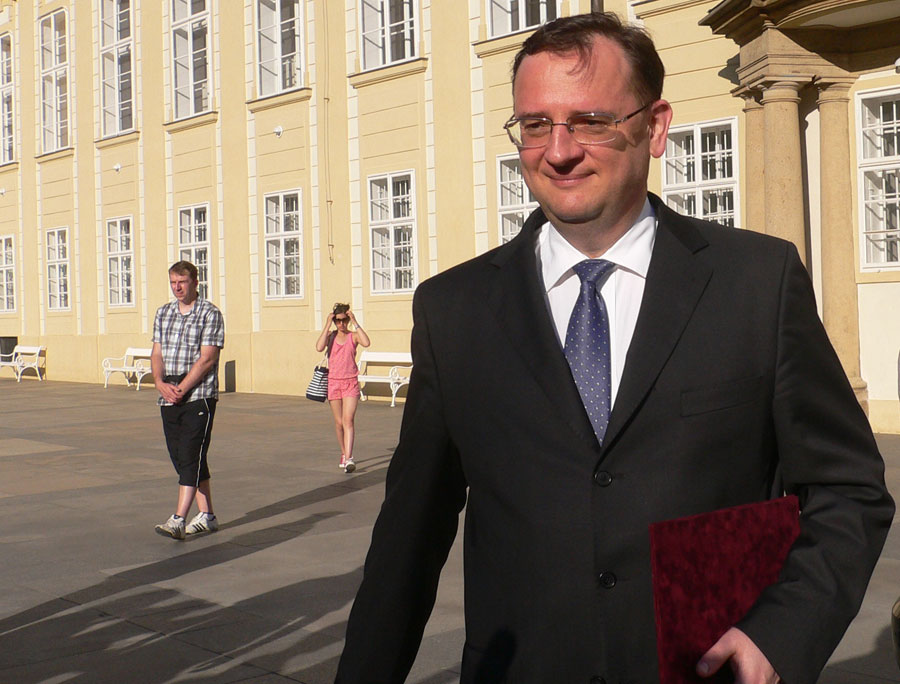 Le Premier ministre tchèque présente sa démission en raison d'un scandale de corruption (2)
