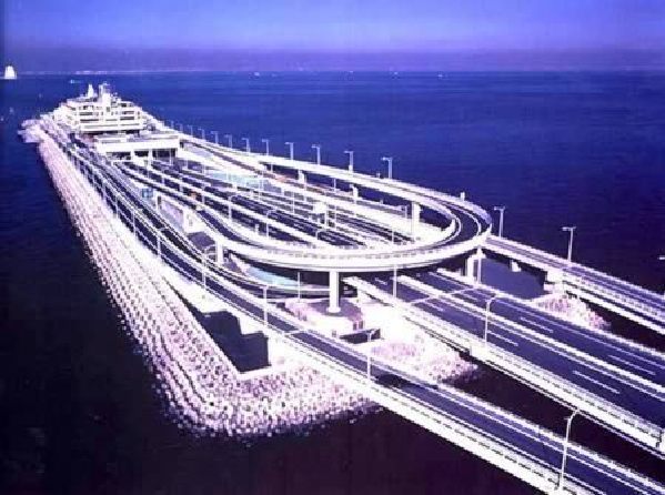 L'île artificielle Umi-hotaru, un pont-tunnel dans la baie de Tokyo qui relie les villes de Kawasaki et de Kisarazu, Japon.