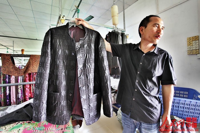 Une veste pour homme. Actuellement, le Xiangyusha coûte plus de cent yuans le mètre et environ 2 000 yuans pour une pièce de tissu.