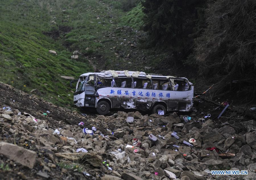 En images : le bilan de l'accident de bus au Xinjiang s'alourdit à quinze morts 