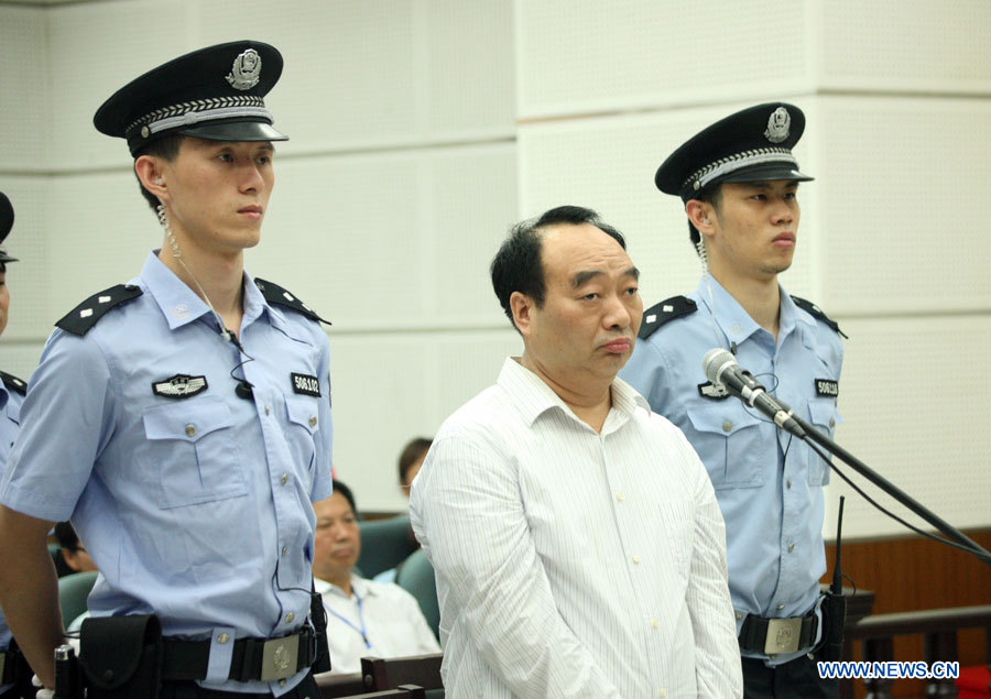 En images : Lei Zhengfu passe devant les juges à Chongqing