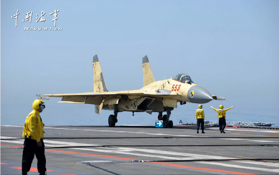 Exercices aériens sur le porte-avions Liaoning (6)