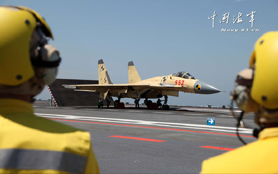 Exercices aériens sur le porte-avions Liaoning (4)