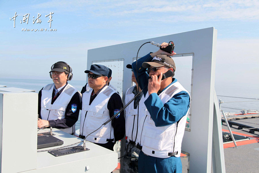 La Chine poursuit les exercices d'atterrissage du chasseur J-15 sur le porte-avions Liaoning  (6)