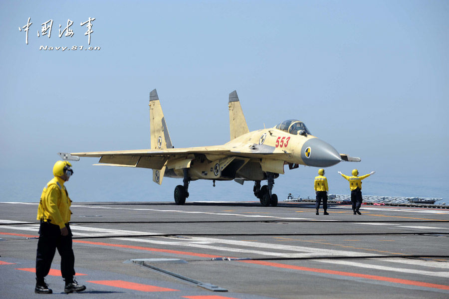 La Chine poursuit les exercices d'atterrissage du chasseur J-15 sur le porte-avions Liaoning  (2)