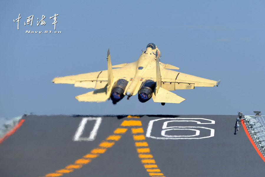 La Chine poursuit les exercices d'atterrissage du chasseur J-15 sur le porte-avions Liaoning 