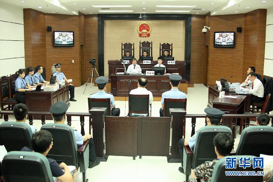 Lei Zhengfu passe devant les juges à Chongqing (2)
