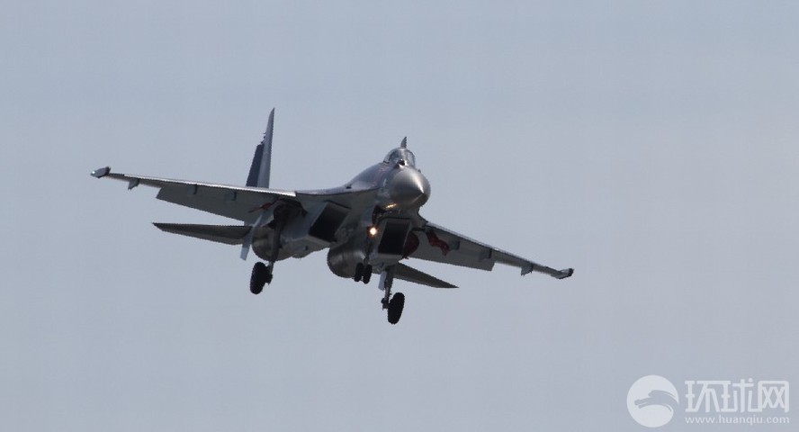 Salon du Bourget : démonstration spectaculaire du chasseur russe Su-35 (7)