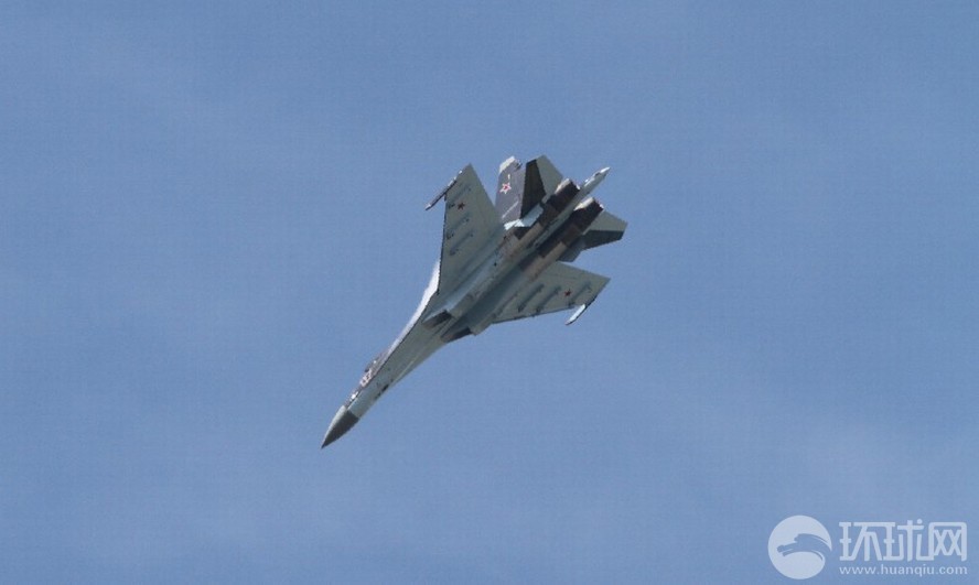 Salon du Bourget : démonstration spectaculaire du chasseur russe Su-35 (6)