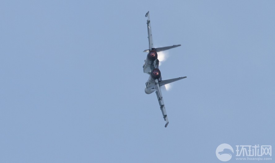 Salon du Bourget : démonstration spectaculaire du chasseur russe Su-35 (5)