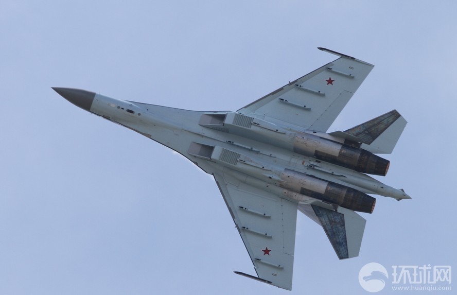 Salon du Bourget : démonstration spectaculaire du chasseur russe Su-35 (4)
