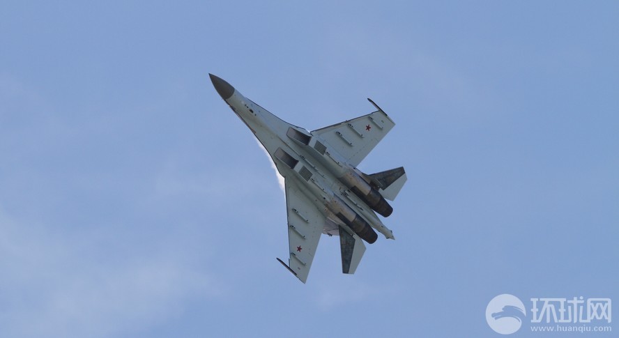 Salon du Bourget : démonstration spectaculaire du chasseur russe Su-35 (3)