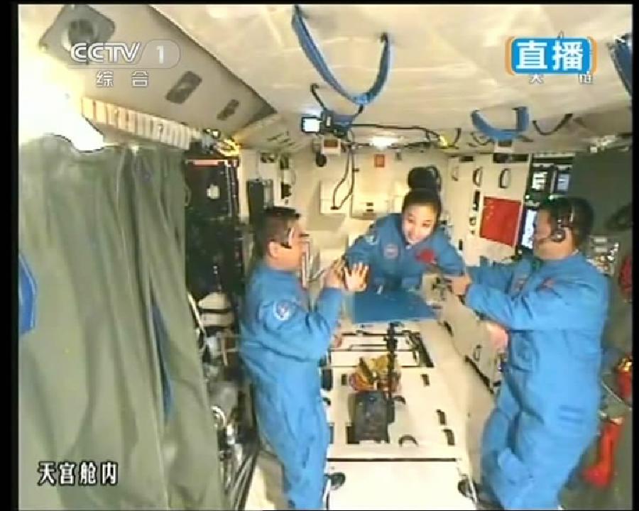 L'astronaute chinoise Wang Yaping entame le premier cours depuis l'espace  (3)