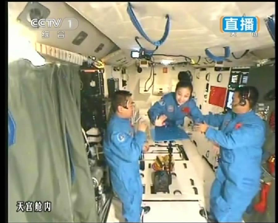 L'astronaute chinoise Wang Yaping entame le premier cours depuis l'espace  (2)
