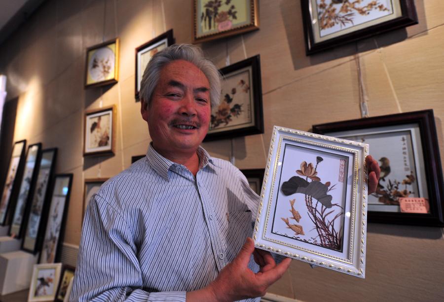 Le 19 juin 2013, Su Yongsheng montrent ses créations lors d'une exposition d'art folklorique au Musée d'art dans le Gansu à Lanzhou, capitale de la province chinoise. (Photo : Xinhua/Liang Qiang)