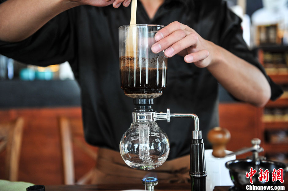 Un employé prépare du café kopi luwak. (Photo : CNS/Ren Dong)